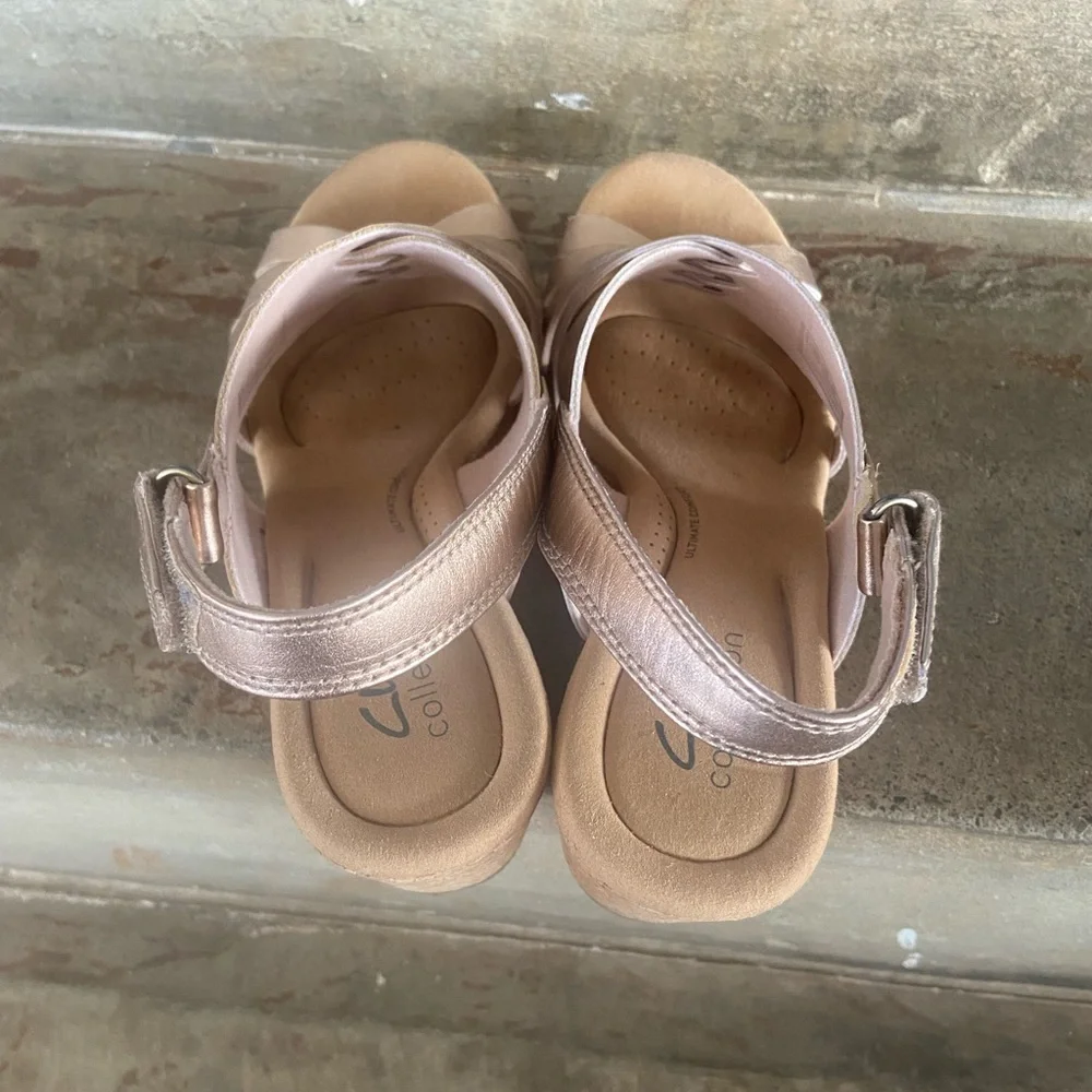 Clarks Giselle Ivy Metallic Rose Gold Cork Wedge Sandals - Picture 7 of 9